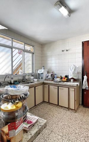 Casa à venda com 333m², 4 quartos e 4 vagas Casa à venda com 333m², 4 quartos e 4 vagasCozinha