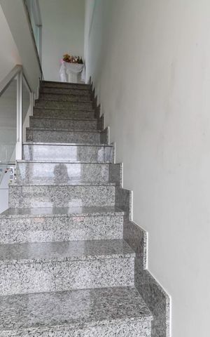 Apartamento à venda com 140m², 3 quartos e 1 vaga Apartamento à venda com 140m², 3 quartos e 1 vagaEscada