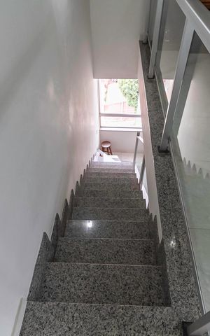 Apartamento à venda com 140m², 3 quartos e 1 vaga Apartamento à venda com 140m², 3 quartos e 1 vagaEscada