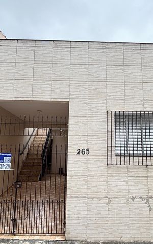 Casa à venda com 220m², 2 quartos e 1 vaga Casa à venda com 220m², 2 quartos e 1 vagaFachada