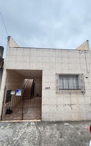 Casa à venda com 220m², 2 quartos e 1 vaga Casa à venda com 220m², 2 quartos e 1 vagaFachada
