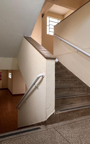 Apartamento à venda com 94m², 3 quartos e 2 vagas Apartamento à venda com 94m², 3 quartos e 2 vagasEscada