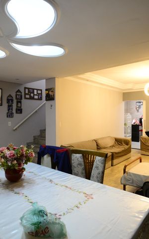 Casa para alugar com 205m², 3 quartos e 2 vagasSala