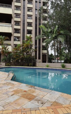 Apartamento à venda com 230m², 4 quartos e 4 vagasÁrea comum - Piscina