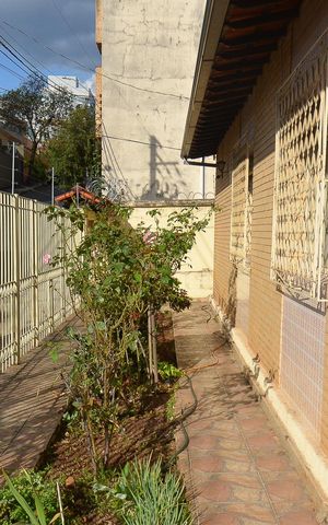 Casa à venda com 255m², 4 quartos e 4 vagas Casa à venda com 255m², 4 quartos e 4 vagasEntrada