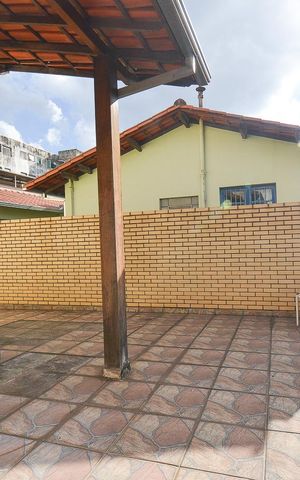 Casa à venda com 255m², 4 quartos e 4 vagas Casa à venda com 255m², 4 quartos e 4 vagasÁrea externa