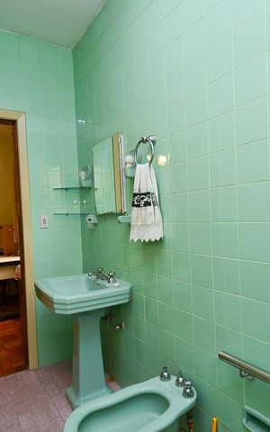 Casa à venda com 255m², 4 quartos e 4 vagas Casa à venda com 255m², 4 quartos e 4 vagasBanheiro Suíte