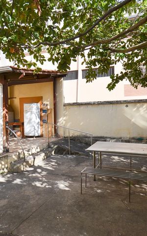 Casa à venda com 255m², 4 quartos e 4 vagas Casa à venda com 255m², 4 quartos e 4 vagasÁrea externa