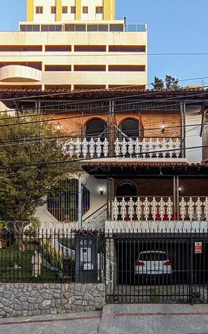 Casa à venda com 500m², 7 quartos e 4 vagas Casa à venda com 500m², 7 quartos e 4 vagasFachada