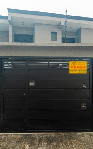 Casa à venda com 98m², 3 quartos e 2 vagas Casa à venda com 98m², 3 quartos e 2 vagasFachada