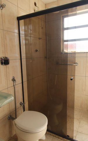 Casa à venda com 550m², 6 quartos e 6 vagasBanheiro casa 1
