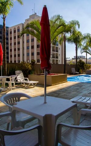 Apartamento à venda com 201m², 4 quartos e 4 vagas Apartamento à venda com 201m², 4 quartos e 4 vagasÁrea comum - Piscina