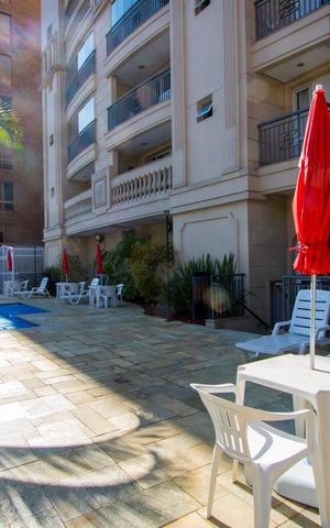 Apartamento à venda com 201m², 4 quartos e 4 vagas Apartamento à venda com 201m², 4 quartos e 4 vagasÁrea comum - Piscina