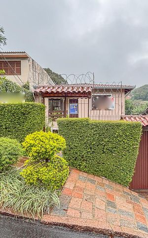 Casa à venda com 300m², 4 quartos e 2 vagasFachada