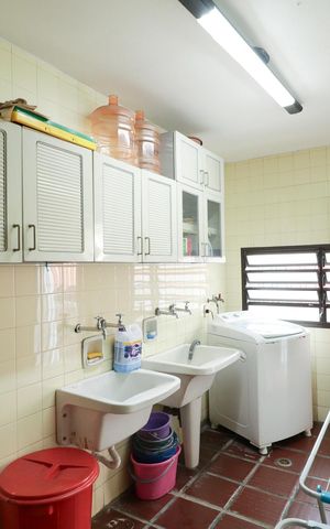 Casa à venda com 703m², 5 quartos e 3 vagas Casa à venda com 703m², 5 quartos e 3 vagasÁrea de Serviço