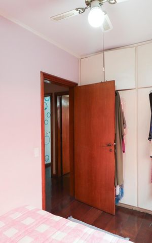Casa à venda com 703m², 5 quartos e 3 vagas Casa à venda com 703m², 5 quartos e 3 vagasQuarto 4