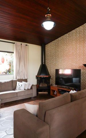 Casa à venda com 703m², 5 quartos e 3 vagas Casa à venda com 703m², 5 quartos e 3 vagasSala