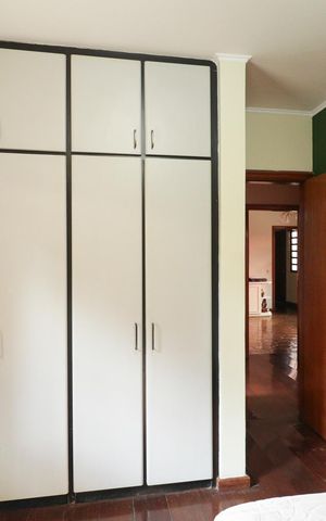 Casa à venda com 703m², 5 quartos e 3 vagas Casa à venda com 703m², 5 quartos e 3 vagasQuarto 1