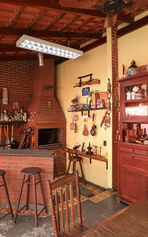 Casa à venda com 703m², 5 quartos e 3 vagas Casa à venda com 703m², 5 quartos e 3 vagasÁrea comum