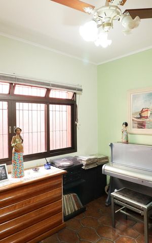 Casa à venda com 703m², 5 quartos e 3 vagas Casa à venda com 703m², 5 quartos e 3 vagasQuarto 2
