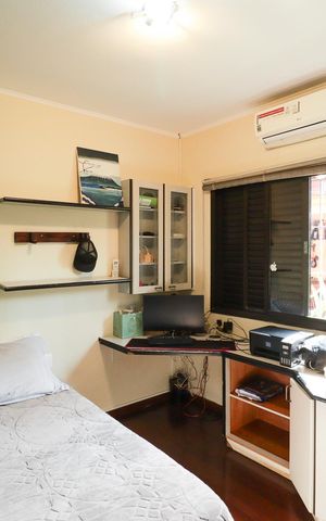 Casa à venda com 703m², 5 quartos e 3 vagas Casa à venda com 703m², 5 quartos e 3 vagasQuarto 1