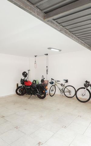 Casa à venda com 703m², 5 quartos e 3 vagas Casa à venda com 703m², 5 quartos e 3 vagasÁrea comum