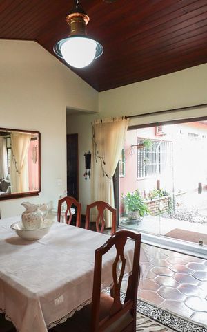 Casa à venda com 703m², 5 quartos e 3 vagas Casa à venda com 703m², 5 quartos e 3 vagasSala