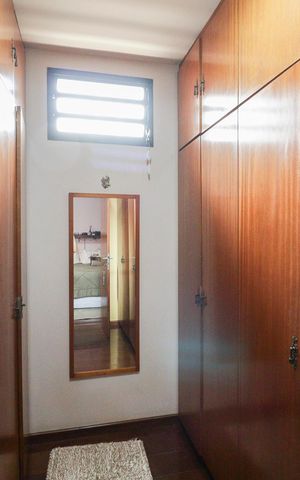 Casa à venda com 703m², 5 quartos e 3 vagas Casa à venda com 703m², 5 quartos e 3 vagasCloset da Suíte