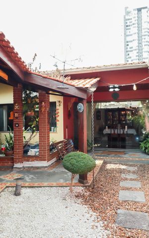 Casa à venda com 703m², 5 quartos e 3 vagas Casa à venda com 703m², 5 quartos e 3 vagasÁrea comum