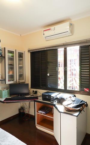 Casa à venda com 703m², 5 quartos e 3 vagas Casa à venda com 703m², 5 quartos e 3 vagasQuarto 1