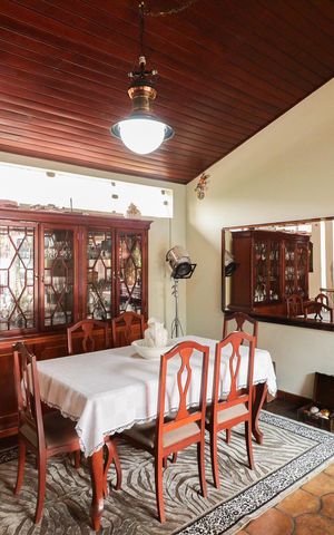 Casa à venda com 703m², 5 quartos e 3 vagas Casa à venda com 703m², 5 quartos e 3 vagasSala