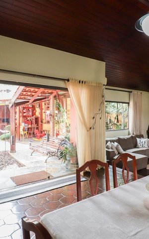 Casa à venda com 703m², 5 quartos e 3 vagas Casa à venda com 703m², 5 quartos e 3 vagasSala