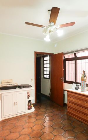 Casa à venda com 703m², 5 quartos e 3 vagas Casa à venda com 703m², 5 quartos e 3 vagasQuarto 2
