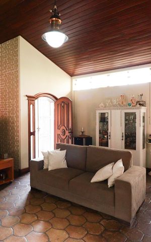 Casa à venda com 703m², 5 quartos e 3 vagas Casa à venda com 703m², 5 quartos e 3 vagasSala