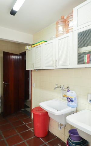 Casa à venda com 703m², 5 quartos e 3 vagas Casa à venda com 703m², 5 quartos e 3 vagasÁrea de Serviço