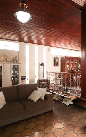 Casa à venda com 703m², 5 quartos e 3 vagas Casa à venda com 703m², 5 quartos e 3 vagasSala