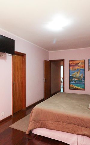 Casa à venda com 703m², 5 quartos e 3 vagas Casa à venda com 703m², 5 quartos e 3 vagasSuíte