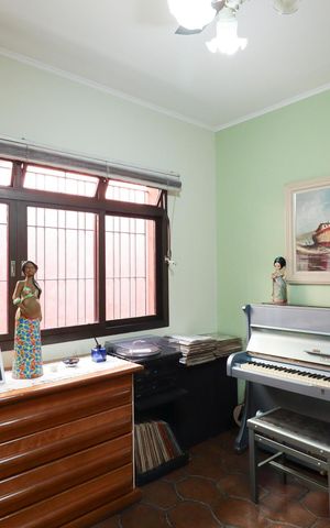 Casa à venda com 703m², 5 quartos e 3 vagas Casa à venda com 703m², 5 quartos e 3 vagasQuarto 2