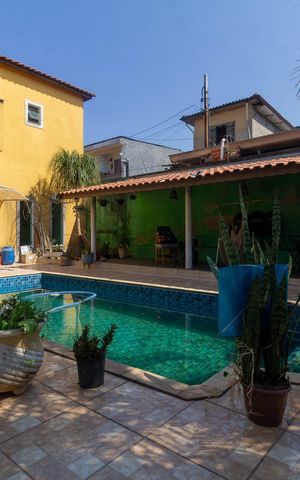 Casa à venda com 230m², 4 quartos e 5 vagasPiscina