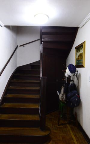 Casa à venda com 385m², 4 quartos e 1 vagaEscada
