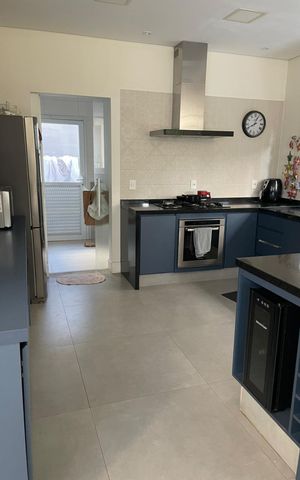 Casa de condomínio à venda com 324m², 4 quartos e 4 vagas Casa de condomínio à venda com 324m², 4 quartos e 4 vagasCozinha