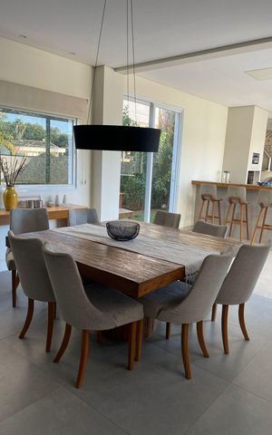 Casa de condomínio à venda com 324m², 4 quartos e 4 vagas Casa de condomínio à venda com 324m², 4 quartos e 4 vagasSala de Jantar
