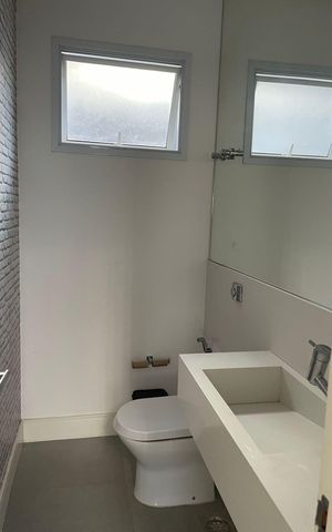 Casa de condomínio à venda com 324m², 4 quartos e 4 vagas Casa de condomínio à venda com 324m², 4 quartos e 4 vagasBanheiro