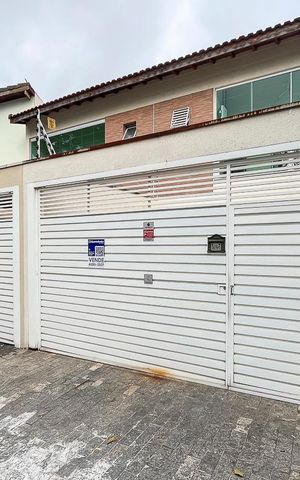 Casa à venda com 173m², 3 quartos e 4 vagasFachada + plaquinha