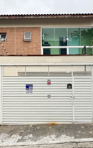 Casa à venda com 173m², 3 quartos e 4 vagasFachada + plaquinha