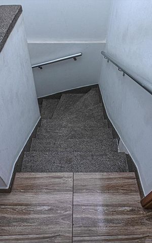 Casa à venda com 165m², 3 quartos e 2 vagas Casa à venda com 165m², 3 quartos e 2 vagasEscada