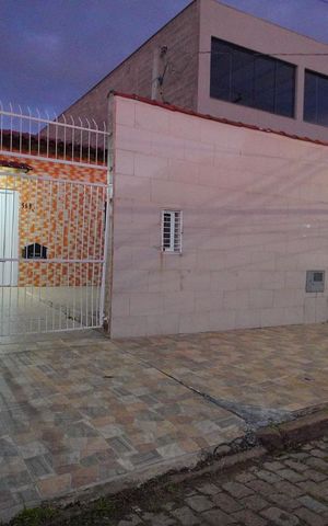 Casa à venda com 240m², 3 quartos e 4 vagas Casa à venda com 240m², 3 quartos e 4 vagasFachada
