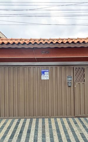 Casa à venda com 194m², 3 quartos e 2 vagas Casa à venda com 194m², 3 quartos e 2 vagasFachada