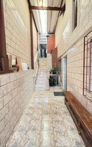 Casa à venda com 194m², 3 quartos e 2 vagas Casa à venda com 194m², 3 quartos e 2 vagasQuintal - Corredor
