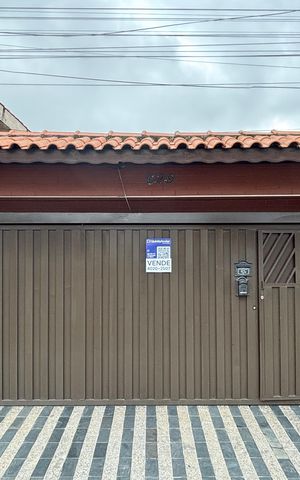 Casa à venda com 194m², 3 quartos e 2 vagas Casa à venda com 194m², 3 quartos e 2 vagasFachada